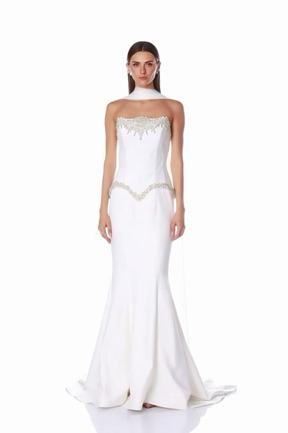 Abendkleid mit Knochenfisch Ausschnitt und Steinverzierungen